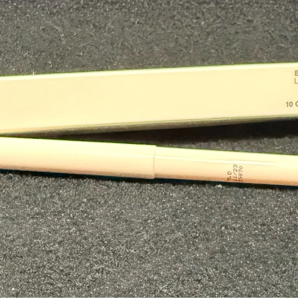 Farmasi Glitz Gray Eyeliner with Creamy-textured that creates precious lines.